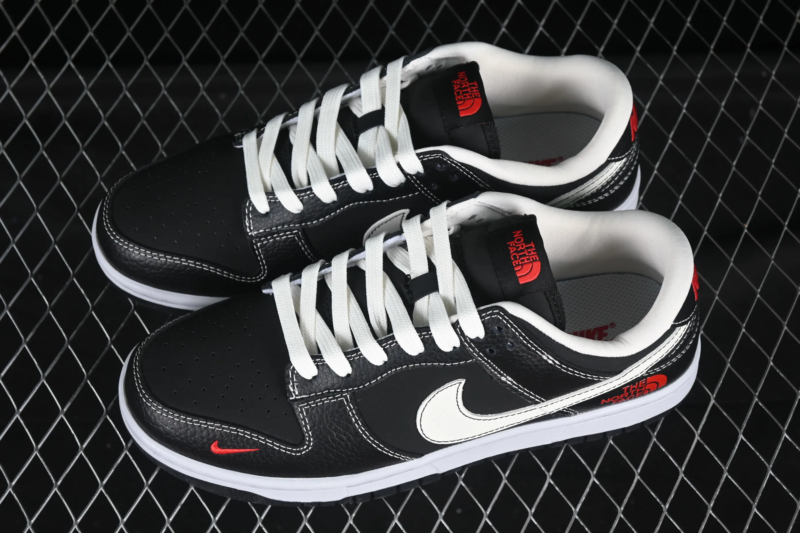 All categories Nk SB Dunk Series Nk SB Dunk Low High-end customized low-top sneakers Nk SB Dunk Low North Face joint black and white Anniversary high-end customized low-top casual sneakers SC9207-403